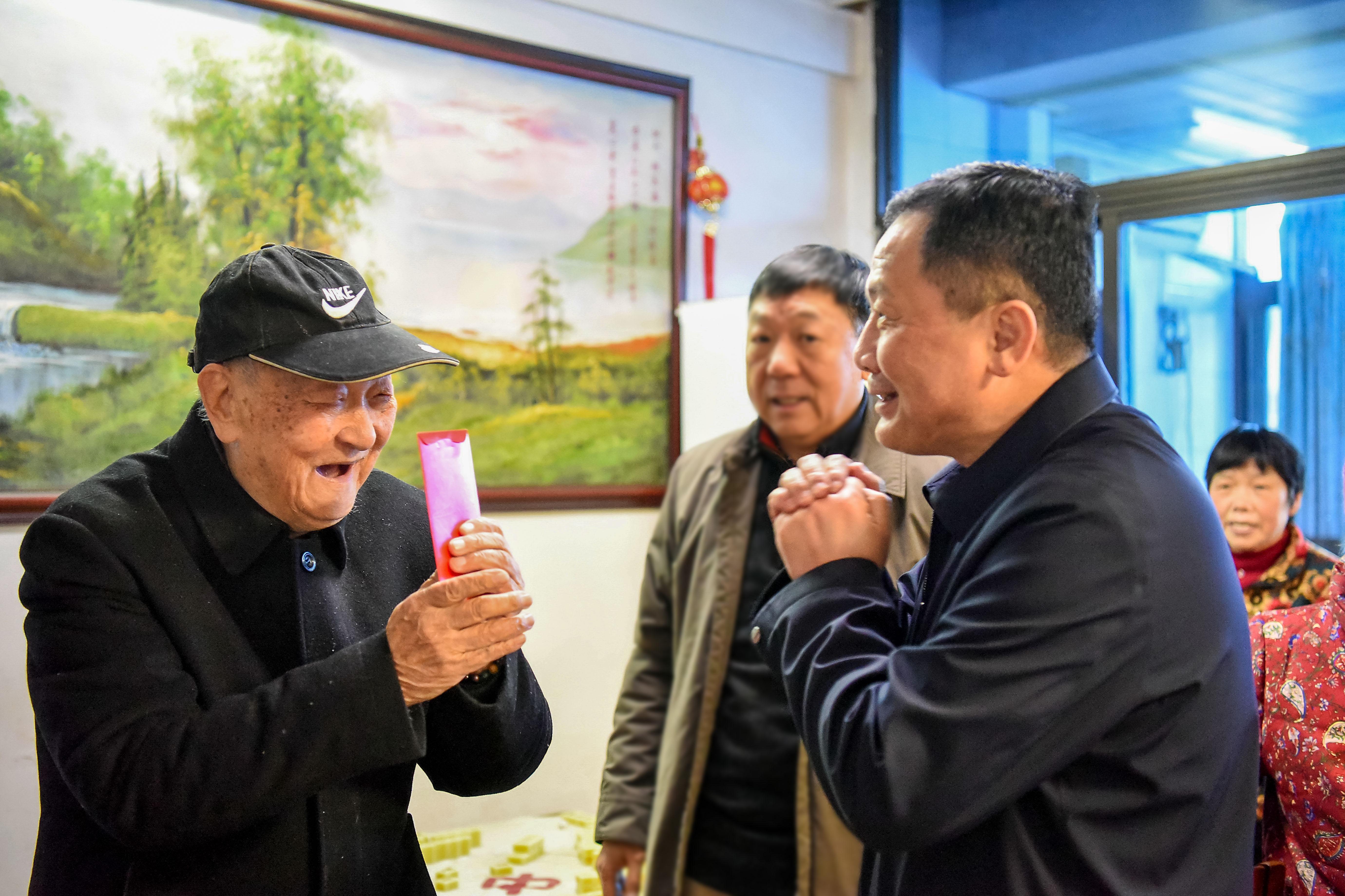 1706240628457335.jpg 慰問老干部.jpg